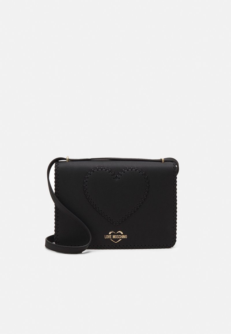 Černá kožená crossbody kabelka s výšivkou srdce na přední straně, se zlatým logem a tenkým popruhem. Hladká textura, obdélníkový tvar.