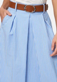 zero MIT NADELSTREIFEN - Gonna a pieghe - classic bluewhite