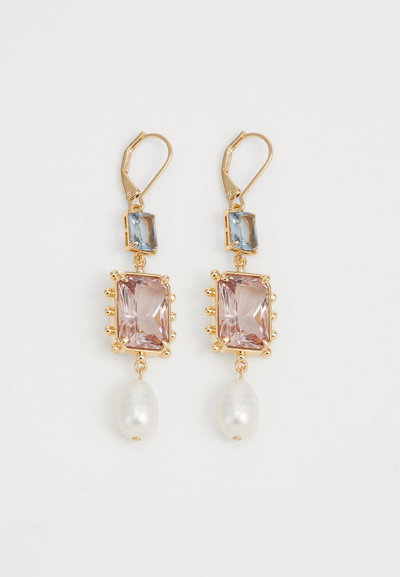 Χρυσές σκουλαρίκια με ορθογώνιο ροζ πολύτιμο λίθο, έναν μικρότερο μπλε πολύτιμο λίθο και μια πέρλα. Υφές και γυαλιστερά φινιρίσματα.