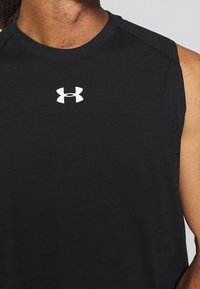 Černé bezrukávové sportovní tričko vyrobené z lehkého materiálu, s jemnou texturou a bílým logem Under Armour na hrudi.