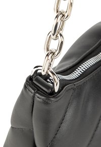 Borsa a tracolla nera in pelle con superficie texturizzata, dotata di una zip argentata e di una tracolla a catena. La chiusura è posizionata nella parte superiore, vicino alla zip.