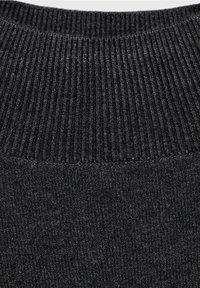Gros plan d'un pull en maille côtelée gris foncé montrant la texture et le motif autour du col.