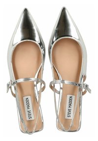 Ballerines argentées en cuir verni à bout pointu, avec une bride cheville et un détail de boucle, présentant une surface lisse et réfléchissante et une semelle intérieure neutre.