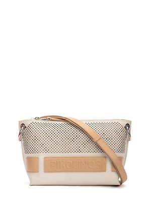 Bolso bandolera de cuero crema con sección superior perforada y correa color canela, con el logo "PIKOLINOS" en relieve en el panel delantero.
