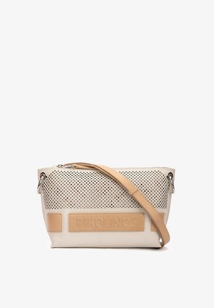 Sac bandoulière en cuir crème avec section supérieure perforée et sangle beige, arborant le logo embossé "PIKOLINOS" sur le panneau avant.