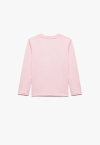 Lange mouwen, lichtroze katoenen shirt met een ronde halslijn en eenvoudige stiksels. Gladde textuur, geen patronen of accenten. Alleen een achteraanzicht.