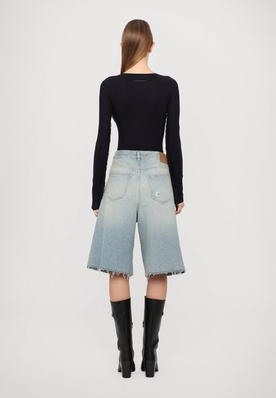 MM6 Maison Margiela Pantaloni scurți din denim - light blue