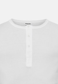 Weißes, geripptes Henley-Shirt mit rundem Halsausschnitt, ausgestattet mit einer Knopfleiste an der Vorderseite und einer glatten Textur. Markenlabel sichtbar.