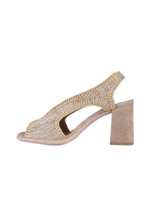 Sandalo beige con punta aperta, tomaia in tessuto intrecciato, tacco grosso in camoscio, ritagli laterali e cinturino posteriore.
