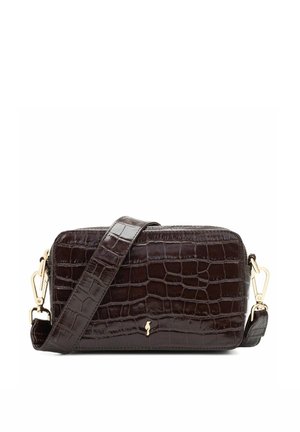 Ciemnobrązowa, prostokątna torebka na ramię o fakturze skóry krokodyla, z szerokim paskiem i złotymi zapięciami oraz detalem z logo na środku przodu.