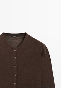 Brązowy lekki sweter-kardigan z okrągłym dekoltem i zapięciem na guziki z przodu marki Massimo Dutti.