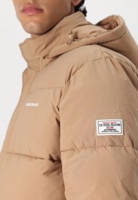 Guess Jeans PUFFER JACKET - Ziemas jaka - wet sand