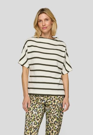 Gestreiftes Strickoberteil in Creme mit dunkelgrünen Linien; locker geschnitten, runder Ausschnitt und kurze Ärmel. Kombiniert mit leopardgemusterten Hosen.