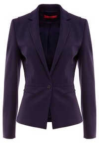 Blazer sartoriale blu navy con vestibilità strutturata, chiusura con un solo bottone, rever a lancia e tasche frontali. Texture liscia e linee pulite.