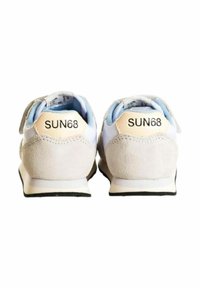Sneaker bianche con accenti blu chiaro, tallone in suede, suola nera e marchio "SUN68" sul tallone. Materiale liscio e design leggero.