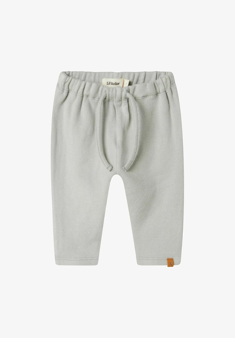 Svijetlosive meke baby hlače s elastičnom strukom, podesivom vezicom i malom smeđom oznakom pri rubu.