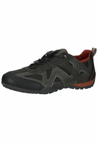 Scarpa sportiva nera e grigia con rivestimento interno rosso, suola testurizzata e chiusura con lacci a toggle, mostrata su uno sfondo bianco.