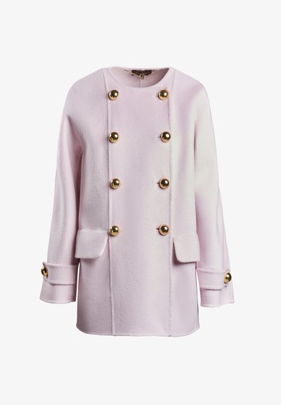 Gaiši rozā vilnas mēteli ar apaļu dekoltē, dubultā pogu veidā ar zeltītām pogām un divām priekšējām kabatām. Piedurknes ir platas ar zeltītu pogu akcentiem.