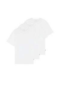 Tre T-shirt bianche semplici a maniche corte con colletto a girocollo impilate, visibili dal lato frontale con piccoli etichette del marchio sui lati inferiori.