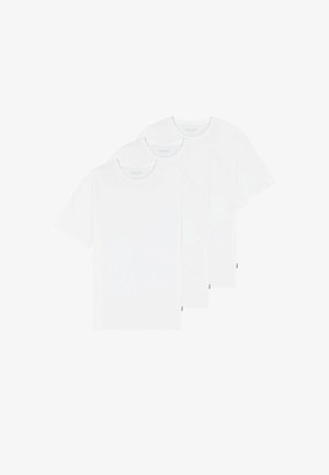 Drie eenvoudige witte T-shirts met korte mouwen en ronde hals, op elkaar gestapeld, met een vooraanzicht en kleine merklabels aan de onderzijde.