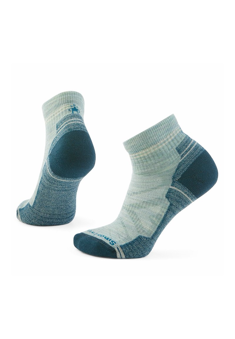 Knöchelhigh Socken in hellem Teal und dunklem Teal, mit einem strukturierten Muster, verstärktem Fersen- und Zehenbereich sowie kontrastierenden Akzenten.