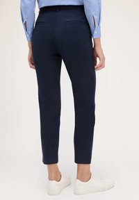 Motivi IN PUNTO MILANO - Chino - blu