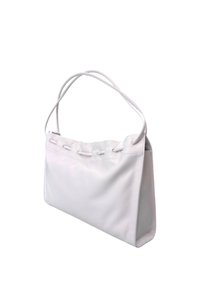 Borsa a tracolla bianca in pelle con forma rettangolare, due sottili manici, bordo superiore arricciato e cuciture minime. Tessuto liscio, design semplice.
