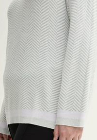 Hellgrauer Pullover mit einem Fischgrät-Muster, gerippten Bündchen und einem kontrastierenden weißen Taillenbund. Hergestellt aus einem strukturierten Strickmaterial.
