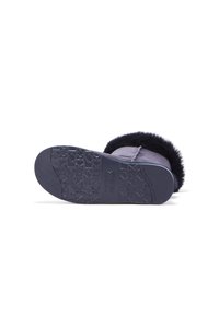 Botte en daim marine avec col en fausse fourrure, semelle en caoutchouc texturé avec un motif antidérapant, et un design de pointe légèrement arrondi.
