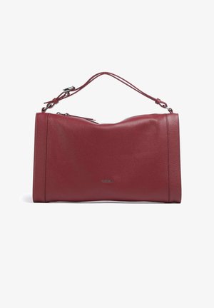 Rote Lederhandtasche mit strukturierter Oberfläche, schlankem Profil und einem einzelnen Schulterriemen. Verfügt über ein dezentes Logo auf der Vorderseite.