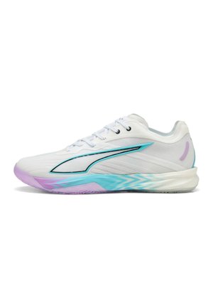 Zapatilla deportiva blanca con detalles en turquesa y púrpura, diseño de corte bajo, cordones y suela texturizada, mostrada de lado sobre un fondo blanco.