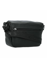Schwarze Ledertasche mit strukturierten Oberflächen, Reißverschlussfächern und einem verstellbaren Tragegurt mit bedruckten Logo-Details.