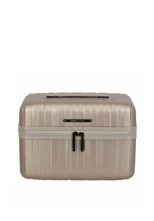 Estuche de viaje compacto de color beige con carcasa dura, bandas horizontales, cierre de cremallera doble y asa superior.