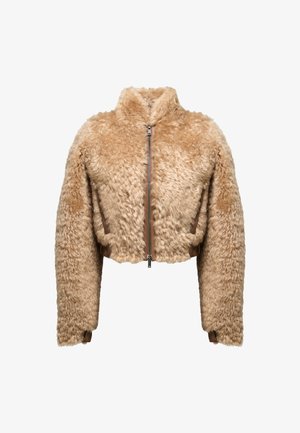 Skraćena jakna od pahuljastog bež materijala s visokim ovratnikom, prednjim zatvaračem i smešnim naglascima u smešnim tonovima.b