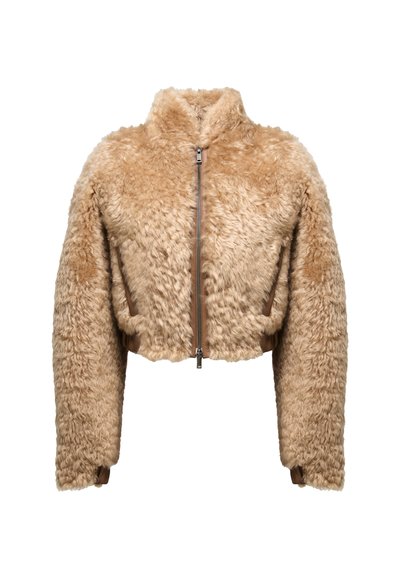 Krátka bunda z nadýchaného béžového materiálu s vysokým golierom, predným zipsom a hnedými akcentmi v páse a na manžetách.