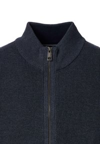 Granatowy sweter z prążkowanego dzianiny z wysokim kołnierzem i metalowym zapięciem na zamek błyskawiczny z przodu.