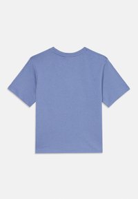 Lys t-skjorte med korte ermer i dempet lavendel vist fra baksiden på en hvit bakgrunn.