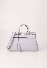 Hellviolette Lederhandtasche mit strukturierter Form, doppelten Griffen, abnehmbarem Riemen, goldfarbenen Beschlägen und einem Logoemblem auf der Vorderseite.