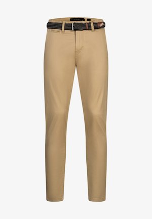 Pantaloni beige in cotone con design aderente. Presentano una cintura nera intrecciata con dettagli in pelle e una texture sottile.