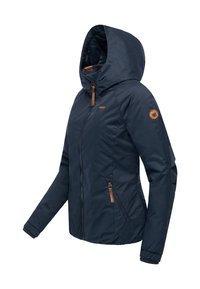 Granatowa kurtka z kapturem, wykonana z gładkiej tkaniny. Posiada zamek błyskawiczny z przodu, boczne kieszenie z brązowymi akcentami oraz okrągłe logo na rękawie.