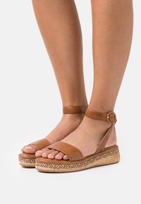 Tamaris Sandali con plateau - nut