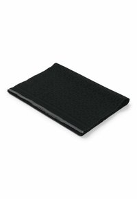 Tessuto intrecciato nero con un motivo geometrico, caratterizzato da bordi frangiati e una texture liscia. Forma rettangolare, dimensioni compatte.