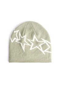 Beanie gri din țesătură moale, cu modele albe de stele pe față. Designul are un finisaj texturat și o fixare strânsă.