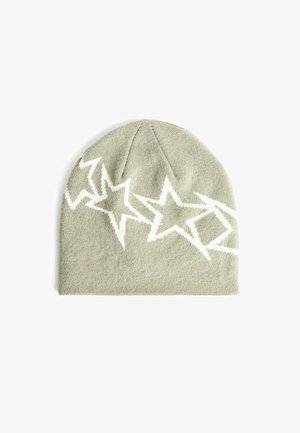 Szürke, puha anyagból készült sapka, amelyen fehér csillagminták találhatóak az elején. A design texturált felületű és szoros illeszkedésű.