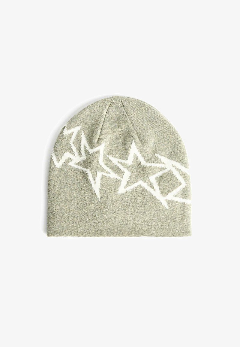 Beanie gri din țesătură moale, cu modele albe de stele pe față. Designul are un finisaj texturat și o fixare strânsă.