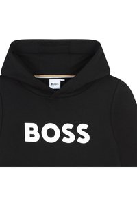 Czarna bluza z kapturem z białym logo "BOSS" z przodu, wykonana z materiału mieszanki bawełny, charakteryzująca się miękką teksturą i kieszenią typu kangur.