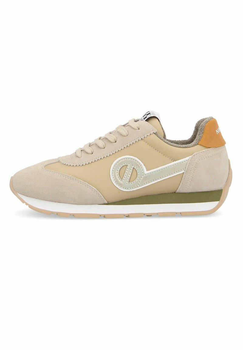 Chaussure de sport beige en matériaux en daim et cuir, design à lacets, accents blancs et semelle en caoutchouc texturée. Présente un logo circulaire sur le côté.