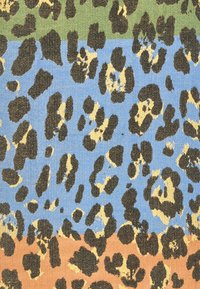 Textil con estampado de leopardo con manchas negras y amarillas, superpuesto sobre fondos azules, verdes y naranjas, presentando una superficie de tela texturizada.