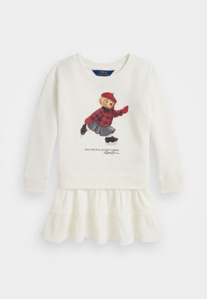 Robe blanche à manches longues avec un ourlet à volants, présentant un graphique d'ours polo portant une chemise à carreaux rouges et un béret. Texture douce, design décontracté.