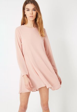 Vestido de manga larga hasta la rodilla en suave tela rosa, con escote redondo y una silueta fluida con una textura ligeramente transparente.